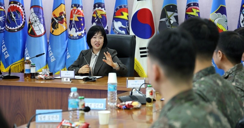 홍소영 병무청장이 2일 충북 청주 공군 제17전투비행단을 방문해 공군 병사들과 간담회를 하고 있다. (뱡무청 제공. 재판매 및 DB 금지) 2025.12.2/뉴스1