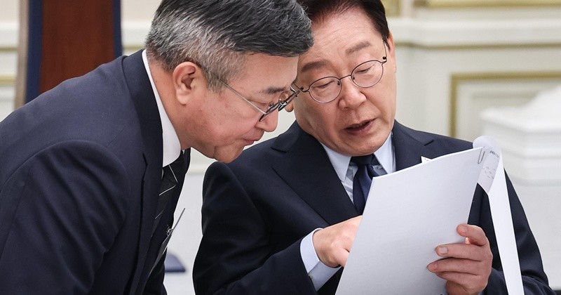 이재명 대통령과 윤호중 행정안전부 장관이 7일 청와대 영빈관에서 열린 진실화해위 3기 출범 계기 국가폭력 피해자 위로 오찬에서 대화를 하고 있다. (청와대통신사진기자단) 2026.8.7/뉴스1