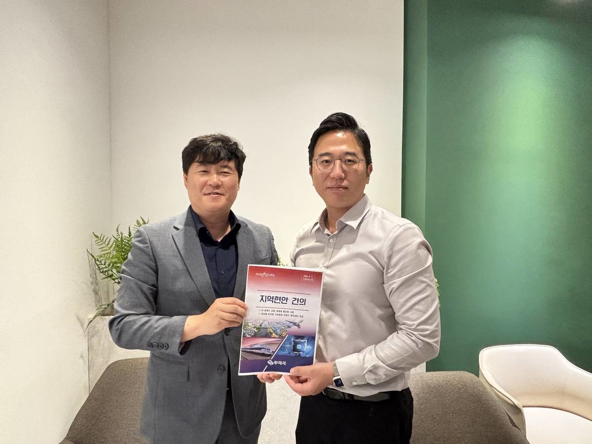 정성현 구미부시장(왼쪽)이 지난 7일 박환조 기획예산처 인공지능디지털예산과장과 면담 후 기념촬영을 하고 있다. / 구미시