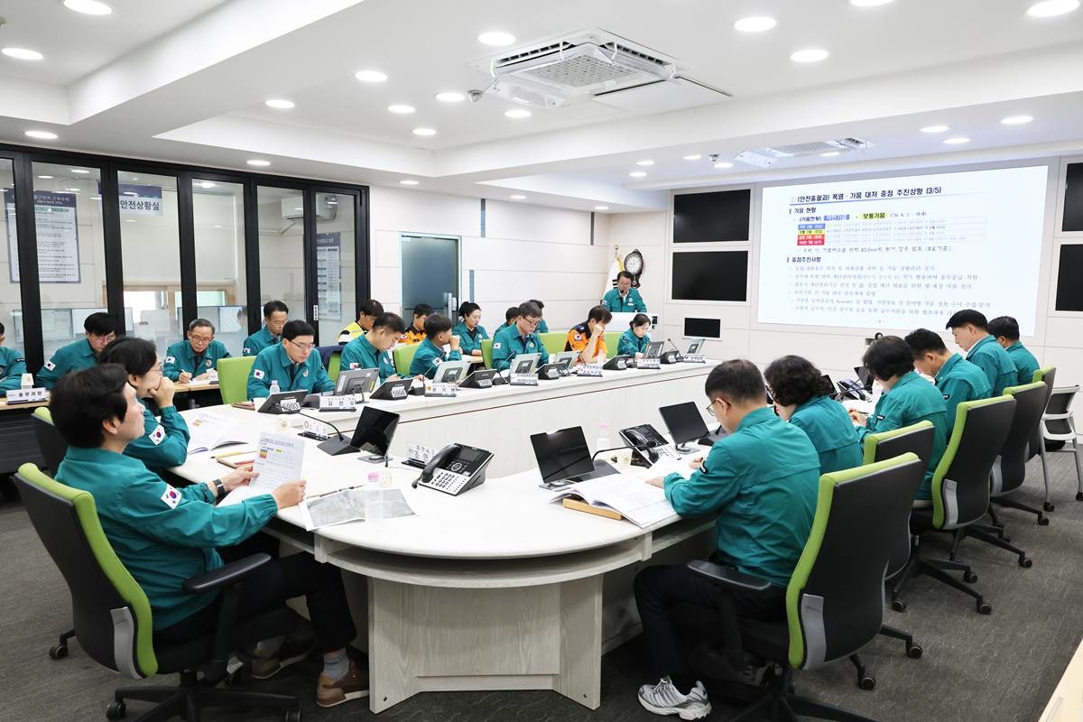 지난 7일 경산시 재난종합상황실에서 조현일 시장 주재로 폭염·가뭄 대처 상황 점검 회의가 열리고 있다. / 경산시