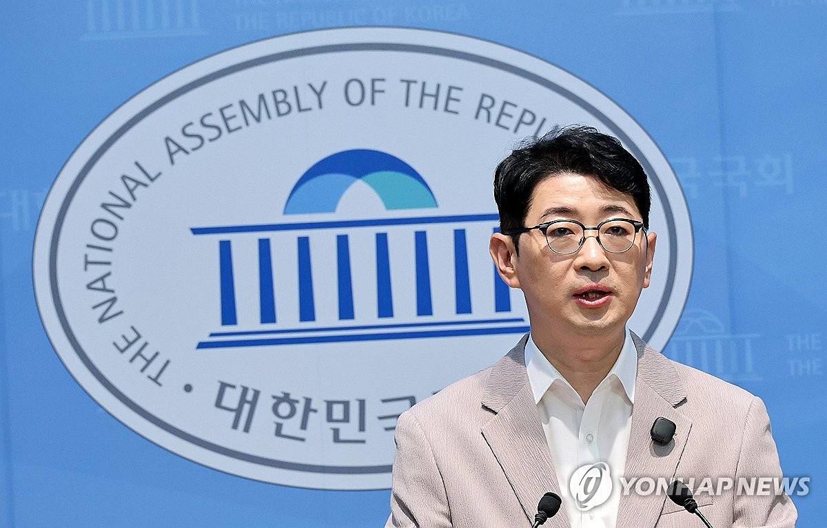 국민의힘 주진우 의원이 9일 국회 소통관에서 선관위 로그 기록을 조사한 결과 지방선거 47곳, 대선 26곳, 총선 44곳에서 투표자 수를 실제 시간보다 앞당겨 허위 기입한 사례가 발견됐다며 성역 없는 특검과 국정조사를 촉구하고 있다 / 연합뉴스