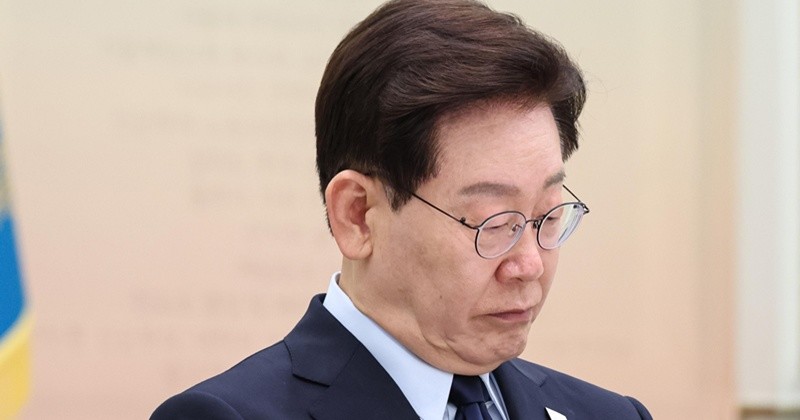 이재명 대통령이 7일 청와대 영빈관에서 열린 진실화해위 3기 출범 계기 국가폭력 피해자 위로 오찬에서 생각에 잠겨 있다. (청와대통신사진기자단) 2026.8.7/뉴스1