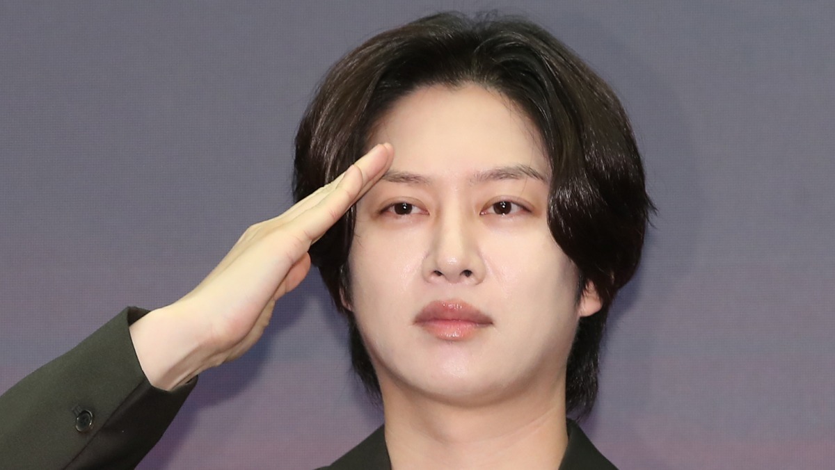 <b>김희철</b>, ‘거꾸로 <b>태극기</b>’에 “X돌았네” 했다가…하루 만에 <b>사과</b>
