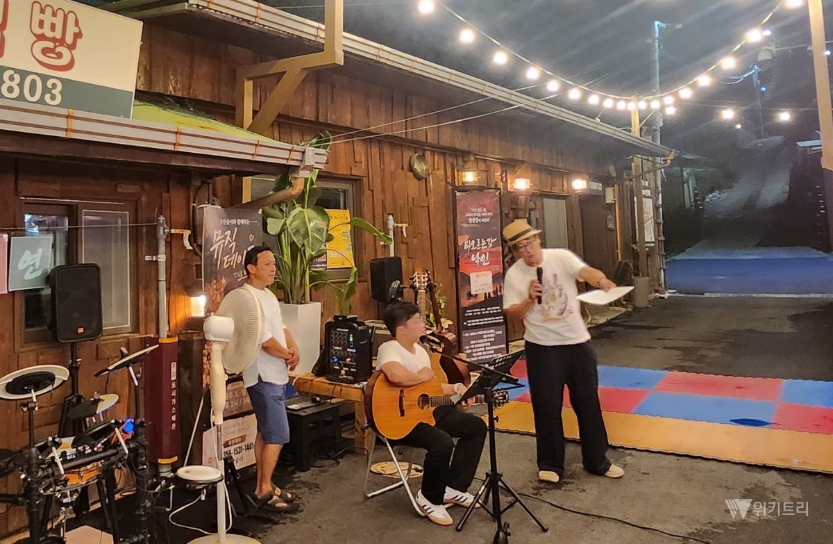55아트센터와 극단 타강은 지난 7일 오후 8시 나주 영산포 죽전골목 일원에서 ‘제4회 죽전골목 타강 달빛향연’을 개최했다. / 55아트센터