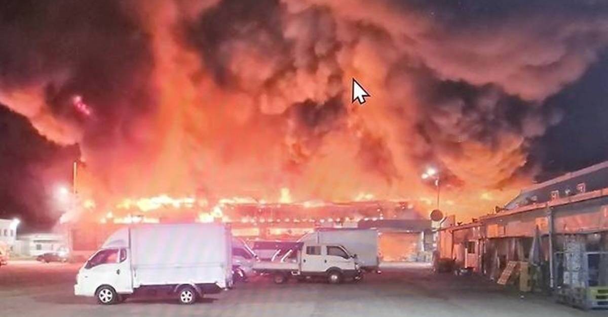 전날 오후 11시 13분께 전북 전주시 덕진구 송천동의 한 농수산물시장에서 불이 났다 / 전북소방 제공, 뉴스1