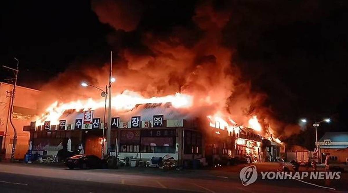 전날 오후 11시 13분께 전북 전주시 덕진구 송천동의 한 농수산물시장에서 불이 나 소방 대원들이 진화하고 있다 / 전북자치도소방본부 제공, 연합뉴스