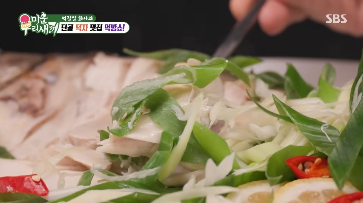 가수 화사와 모델 한혜진이 SBS 예능 프로그램 ‘미운 우리 새끼’에서 덕자찜을 맛보고 있다. / SBS ‘미운 우리 새끼’ 방송 캡처
