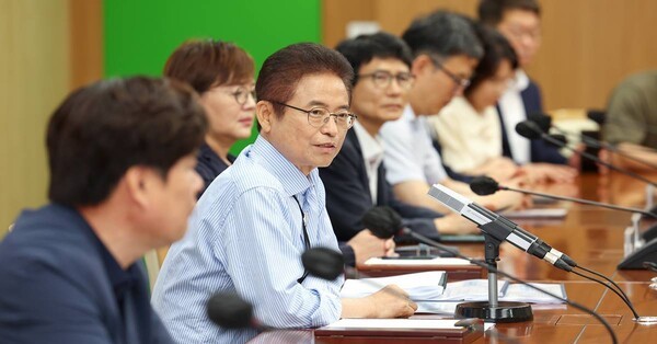 경상북도가 적극적으로 일한 공무원에게는 확실한 보상을 제공하고, 업무 추진 과정에서 발생할 수 있는 부담은 제도적으로 보호하는‘보상과 보호' 중심의 적극행정 체계를 본격 가동한다.사진은 이철우 도지사 간부회의 모습/경북도