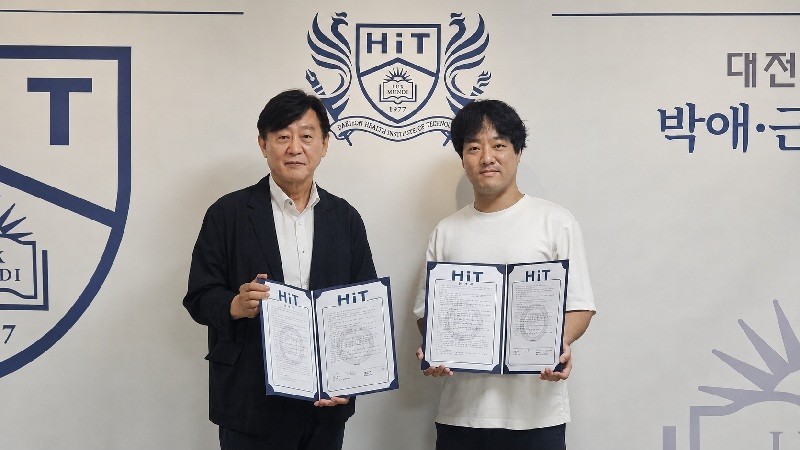 ㈜워코 임용묵 대표(오른쪽)와 대전보건대학교 이호웅 국제교류원장이 베트남 현지 협력사무소 운영 협약을 체결한 뒤 기념 촬영을 하고 있다./사진=대전사회혁신센터