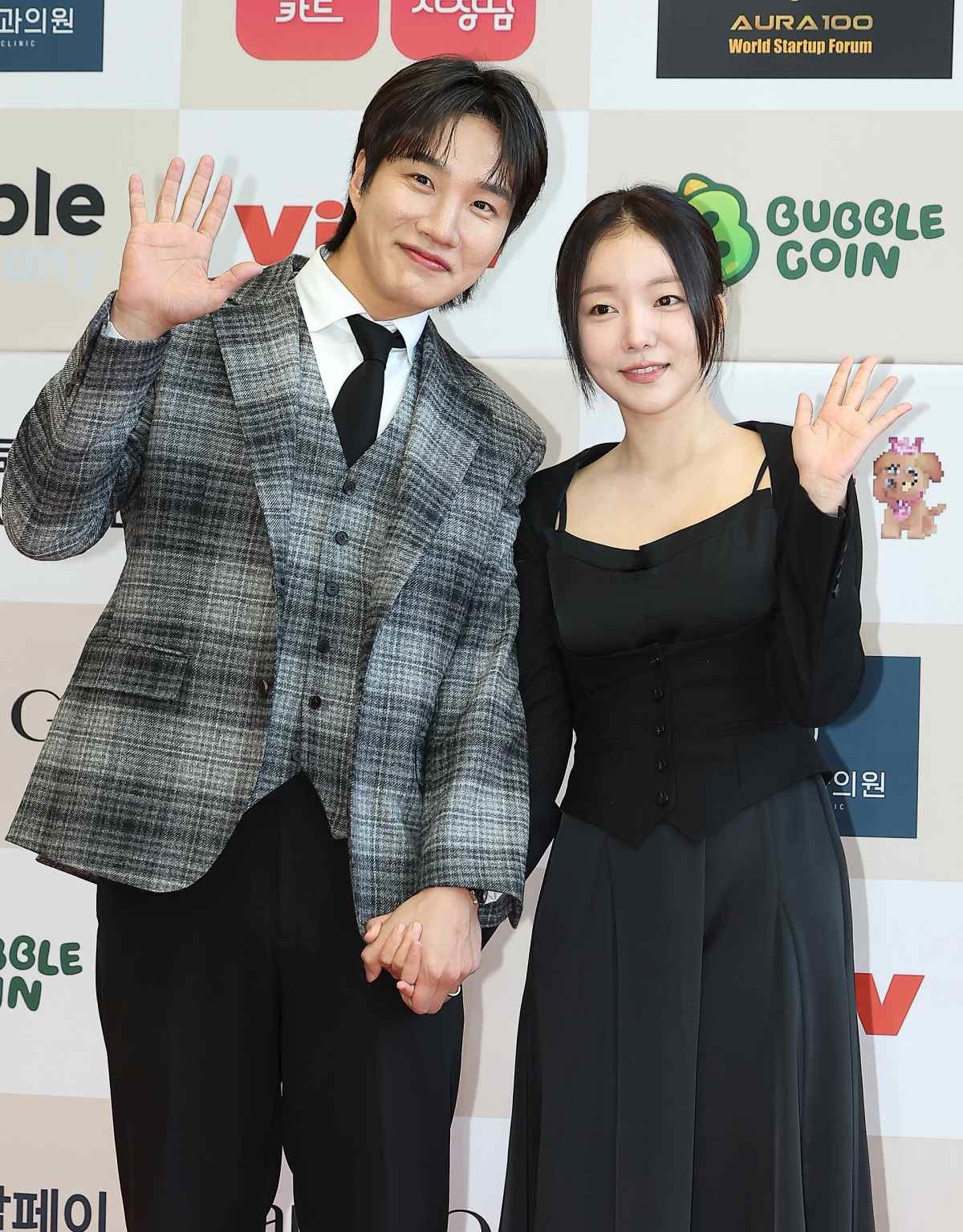 개그맨 겸 배우 김기리와 문지인 부부가 2024년 서울 강남구 논현동 건설회관에서 열린 제44회 황금촬영상 시상식 포토월에 참석해 포즈를 취하고 있다. / 뉴스1