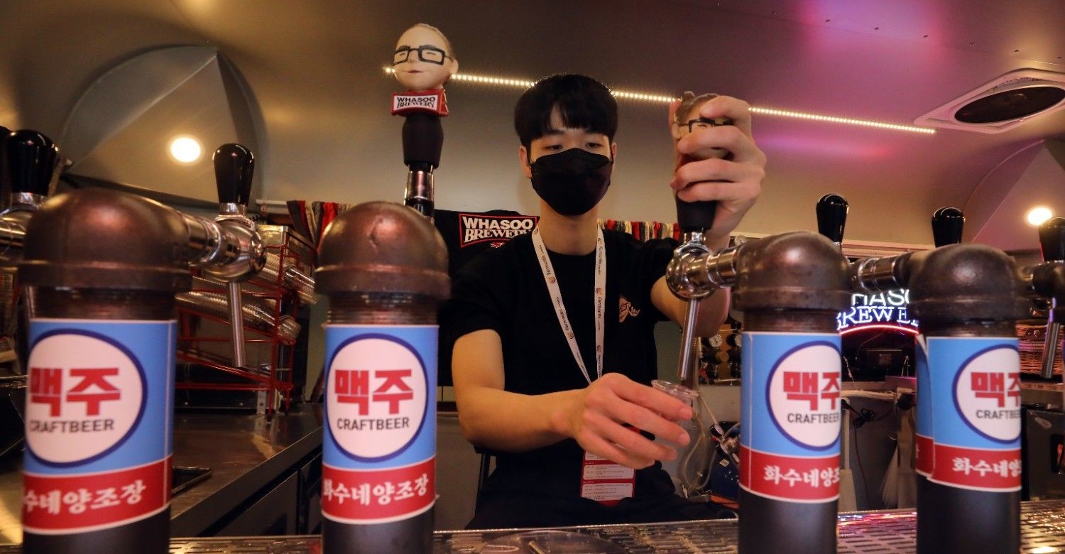 양조장 직원이 탭을 이용해 갓 만든 수제 맥주를 잔에 따르고 있다. / 뉴스1