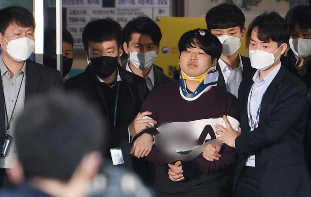 인터넷 메신저 텔레그램에서 미성년자를 포함한 여성들의 성 착취물을 제작 및 유포한 혐의를 받는 '박사방' 운영자 조주빈이 2020년 서울 종로구 종로경찰서 유치장에서 나와 검찰로 송치되고 있다. / 뉴스1