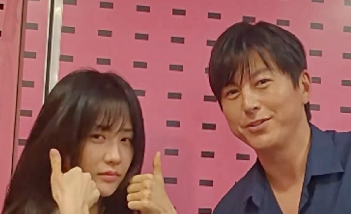 박하선-류수영 부부. 배우 박하선과 류수영은 2013년 드라마 ‘투윅스’에서 인연을 맺은 뒤 연인으로 발전하여 2017년에 결혼에 골인한 연예계 대표 잉꼬부부다. 두 사람은 슬하에 딸 하나를 두고 행복한 가정을 꾸려가고 있다. 류수영은 본업인 연기활동뿐만 아니라 예능 ‘신상출시 편스토랑’에서 '어남선생'이라는 별명과 함께 수준 높은 요리 실력을 선보이며 대중에게 친근하고 다정한 이미지로 큰 사랑을 받고 있다. 박하선 또한 ‘하이킥! 짧은 다리의 역습’, ‘산후조리원’ 등 다양한 작품을 거쳐 라디오 DJ와 예능 MC까지 넘나들며 다방면에서 활발한 방송 활동을 이어가고 있다. 두 사람은 각자의 영역에서 활발히 활동하면서도 방송과 SNS를 통해 서로를 향한 깊은 애정과 존중을 꾸준히 드러내며 대중에게 매우 호감도가 높은 선남선녀 커플로 꼽히고 있다.