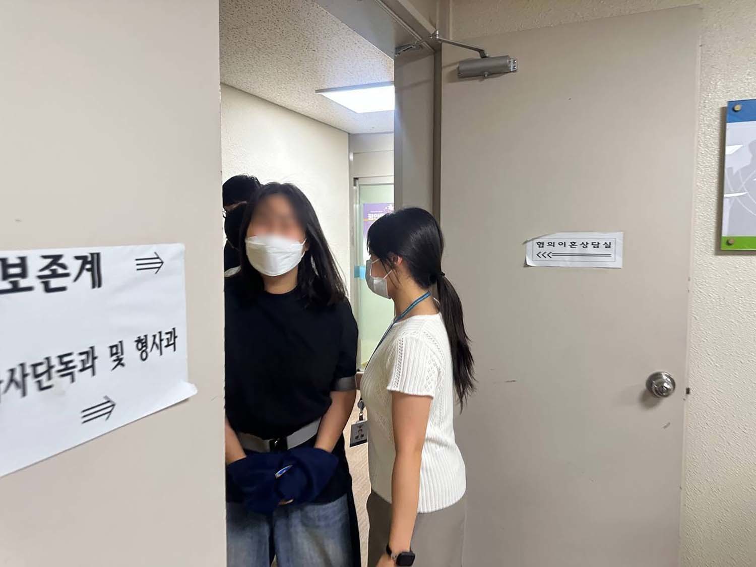 경기 평택시 주한미군 오산공군기지(K55)에 침입한 학생. 수갑을 착용한 채 카메라를 보며 환하게 웃고 있다. 침입한 학생 8명 가운데 한 명의 어머니인 황선 함께만드는통일세상 평화이음 이사가 페이스북에 올린 사진이다.