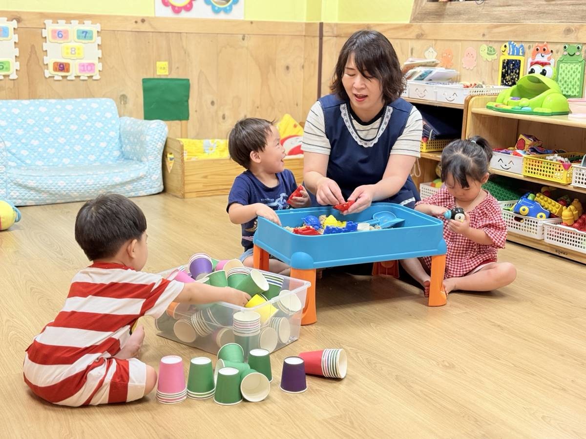 대구 달성군 내 한 어린이집 보육교사가 아이들을 돌보고 있다.  / 대구 달성군
