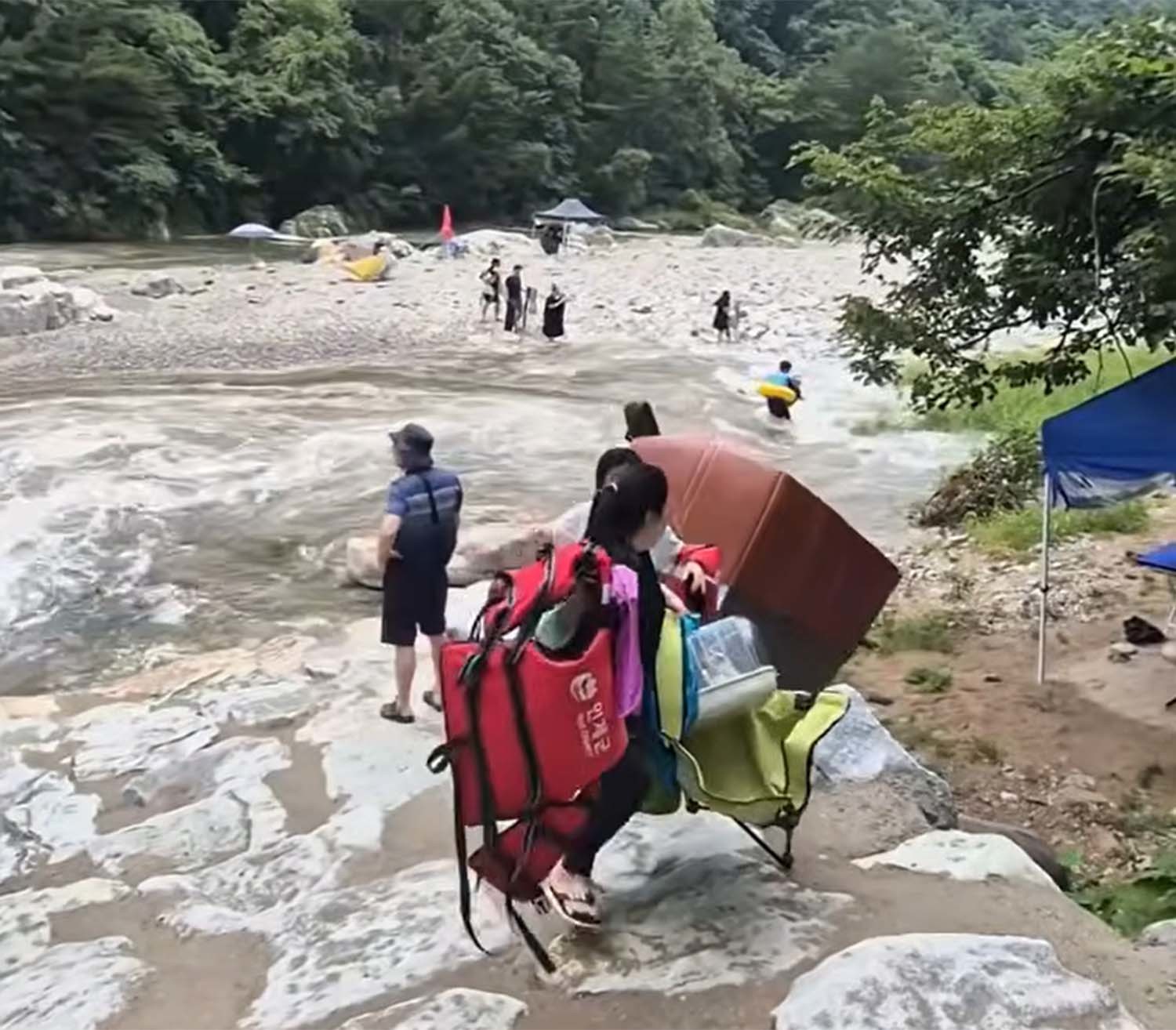 계곡에서 물놀이하다가 죽을 수도 있는 이유 (최근 실제 영상)