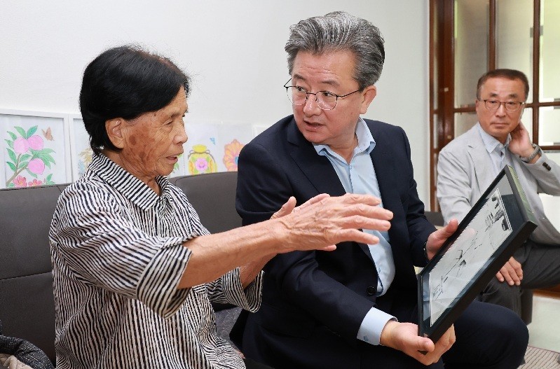 10일 정용래 유성구청장(오른쪽)이 김이걸 애국지사의 자녀 김덕명 씨(왼쪽) 가정을 방문해 감사의 뜻을 전하고 있다./사진=유성구