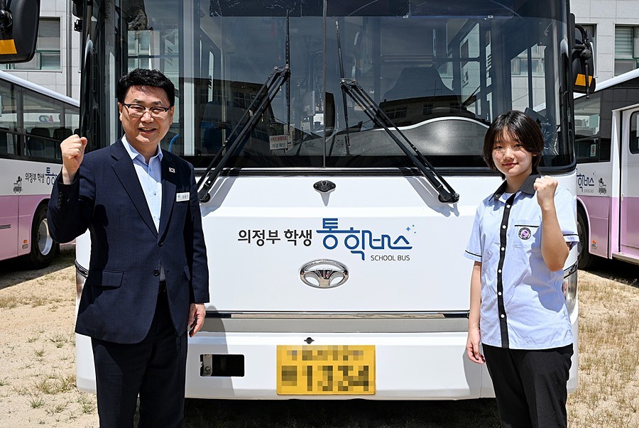 김원기 의정부시장이 8월 10일 의정부광동고에서 열린 ‘의정부 학생 통학버스’ 호원권역 노선 개통식에서 학생 대표와 기념촬영을 하고 있다