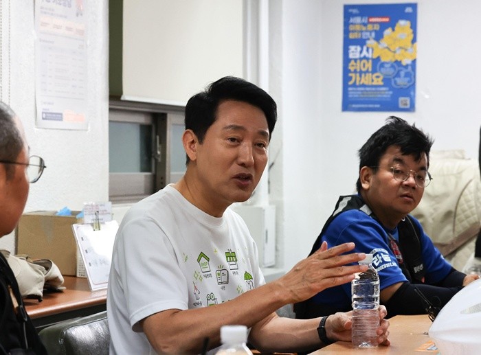 오세훈 서울시장이 7일 이동노동자 폭염 대응을 위해 운영되고 있는 서울 중구 북창쉼터를 방문해 노동자들의 의견을 듣고 있다. 2026.8.7/뉴스1