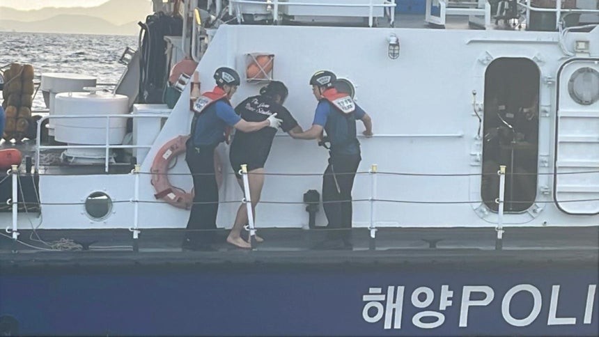 실종 11시간 만에 구조된 낚시객 / 인천해양경찰서 제공