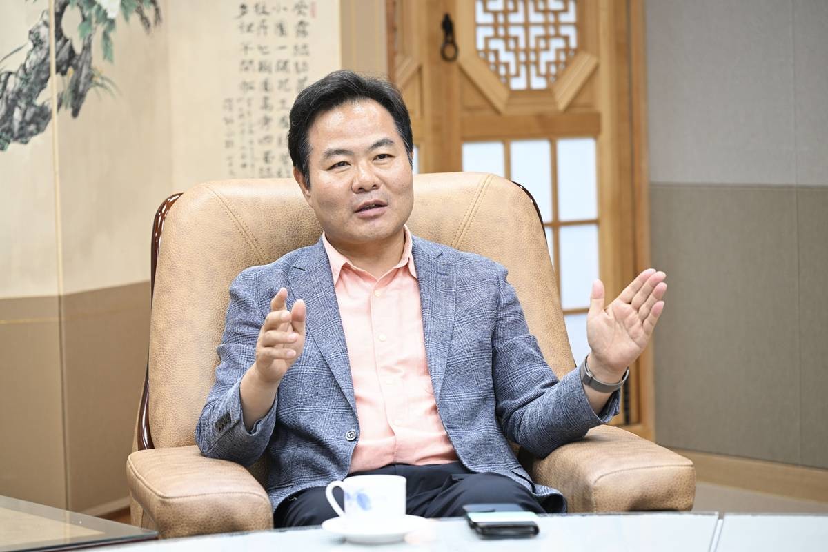 김학홍 문경시장이 매주 열리는 간부 영상회의에서 다뤄지는 주요 시정정보를 시민들에게 공개하면서 시민소통행정을 강화하고 나섰다./문경시
