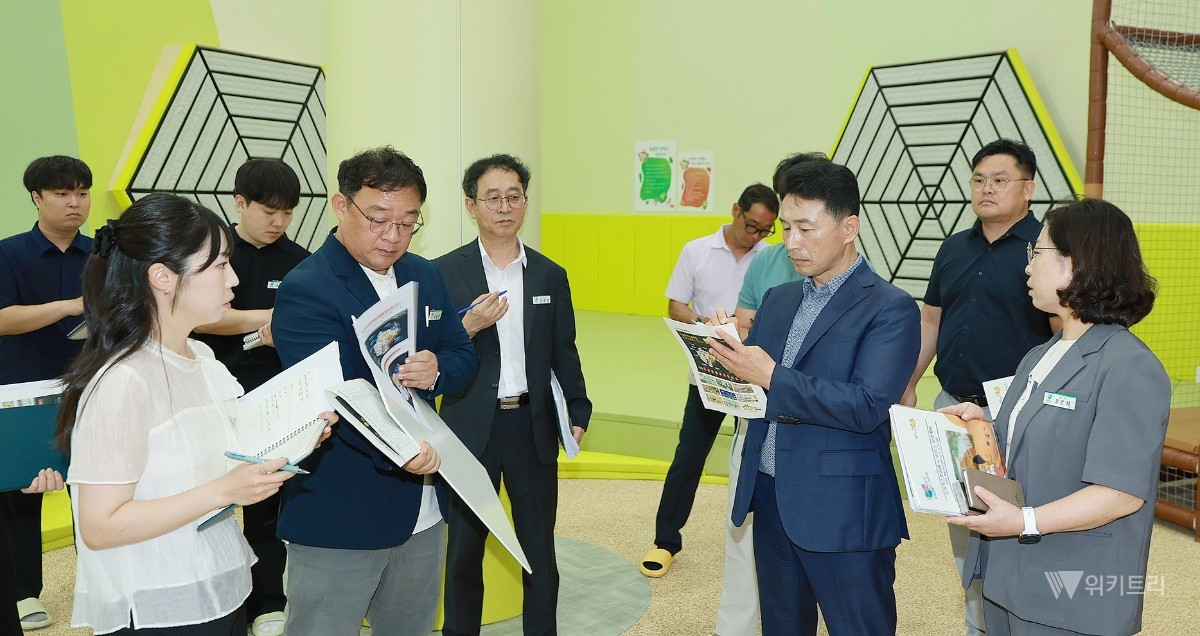 함평군은 오는 15일 나빛파크 개장을 앞두고 이남오 군수와 관계 공무원 등이 현장을 찾아 주요 시설과 안전관리 체계를 직접 살폈다. / 함평군