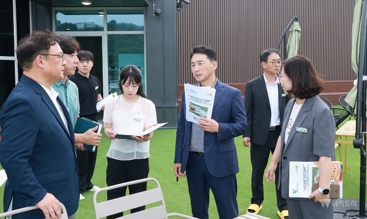 함평군은 오는 15일 나빛파크 개장을 앞두고 이남오 군수와 관계 공무원 등이 현장을 찾아 주요 시설과 안전관리 체계를 직접 살폈다. / 함평군