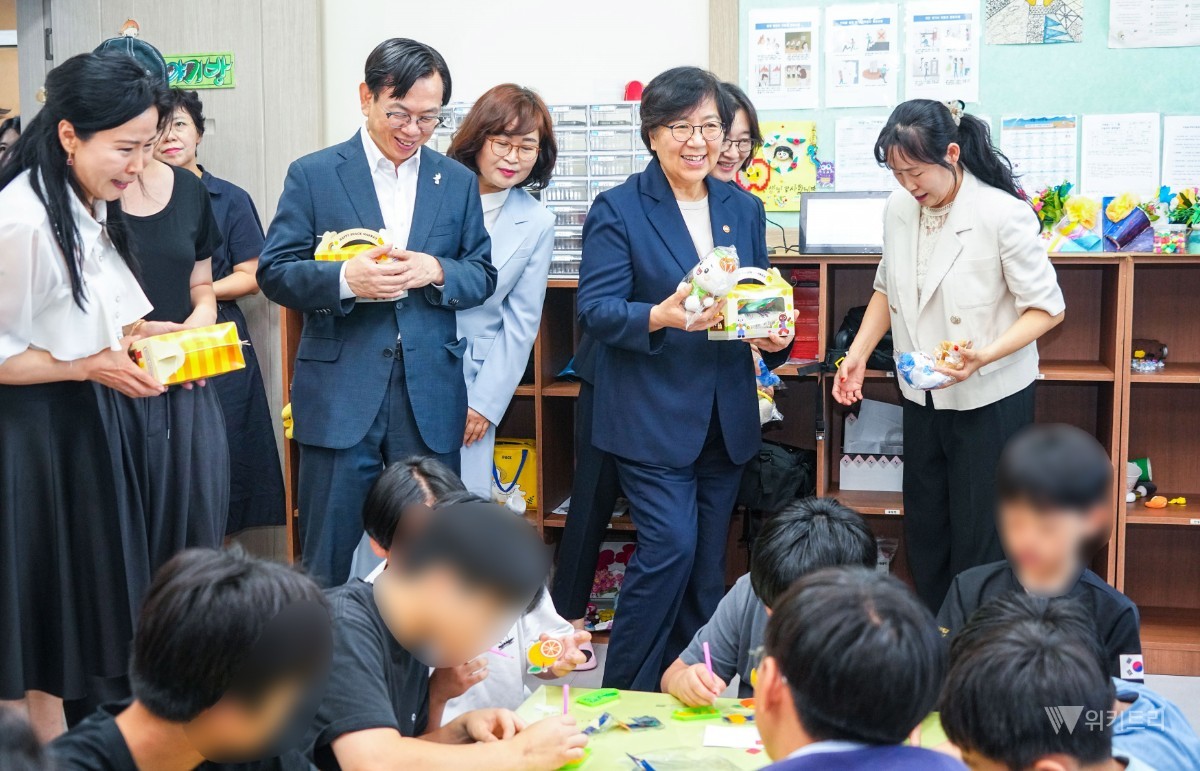 고광완 전남광주통합특별시 안전민생부시장이 10일 오전 광산구 수완숲지역아동센터를 방문해 정은경 보건복지부 장관과 ‘초등방학 틈새돌봄사업’ 운영현황을 점검하며 센터 이용 아동들에게 선물을 나눠주고 있다./전남광주통합특별시