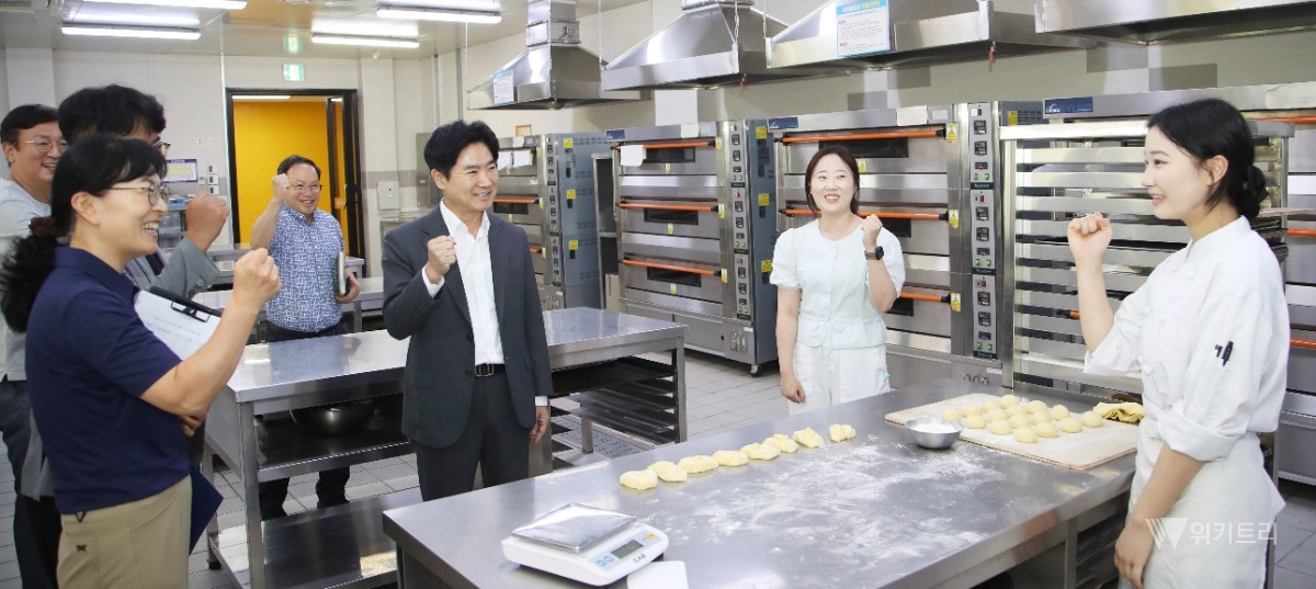 김대중 전남광주통합특별시교육감은 10일 광주자연과학고등학교와 광주공업고등학교를 잇따라 찾아 제61회 전국기능경기대회를 준비하고 있는 학생들의 훈련 현장을 점검하고 참가 선수들과 지도교사들을 격려했다. / 전남광주통합특별시교육청