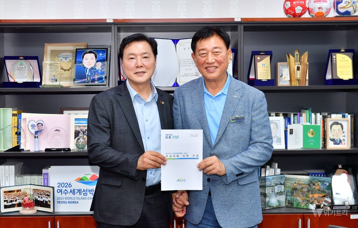 김한종 장성군수는 최근 관계 공무원들과 함께 국회를 찾아 환경·국토·산업·문화 등 관련 상임위원회 소속 국회의원들을 잇따라 만나 지역 현안사업의 필요성을 설명하고 정부예산 반영을 적극 요청했다.김한종 군수(우), 조계원 의원. / 장성군