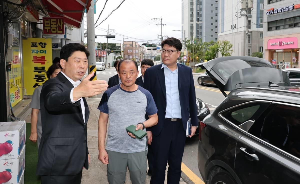 박용선 포항시장은 10일 양학시장을 찾아 상가 밀집 지역의 주정차 여건과 주변 교통 상황을 살펴보고, 양학시장 공영주차장 운영 현황도 점검했다./이하 포항시