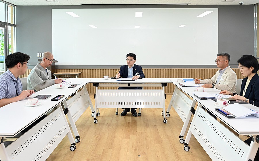 김원기 의정부시장이 노인일자리 통합지원센터 관계자들과 현장 의견을 나누고 있다