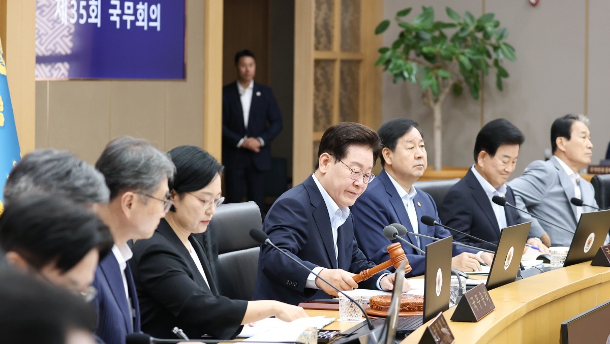 이재명 대통령이 11일 정부세종청사에서 열린 국무회의에서 의사봉을 두드리고 있다. / 청와대통신사진기자단, 뉴스1
