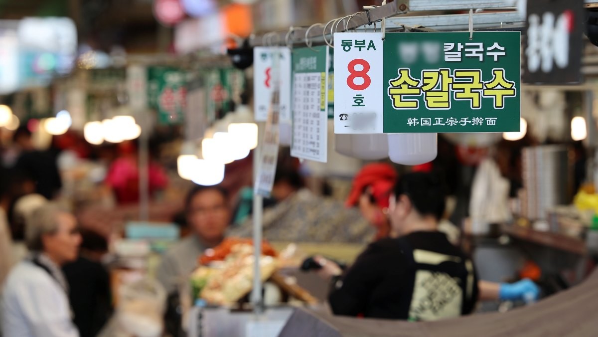 대표적인 서민 한 끼 식사인 칼국수를 비롯해 냉면, 삼계탕, 김밥 등 주요 외식 품목의 가격도 일제히 오름세를 보이고 있다. / 연합뉴스