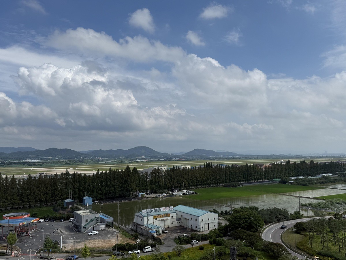 광주 군공항 활주로와 주변 부지의 모습. / 뉴스1