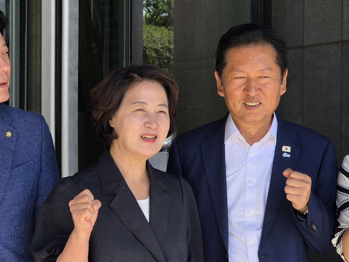 정청래 전 더불어민주당 대표가 6월 26일 경기 양평군 블룸비스타호텔에서 열린 민주당 여성당선인 워크숍을 찾아 추미애 경기도지사 당선인과 사진을 찍고 있다. / 뉴스1