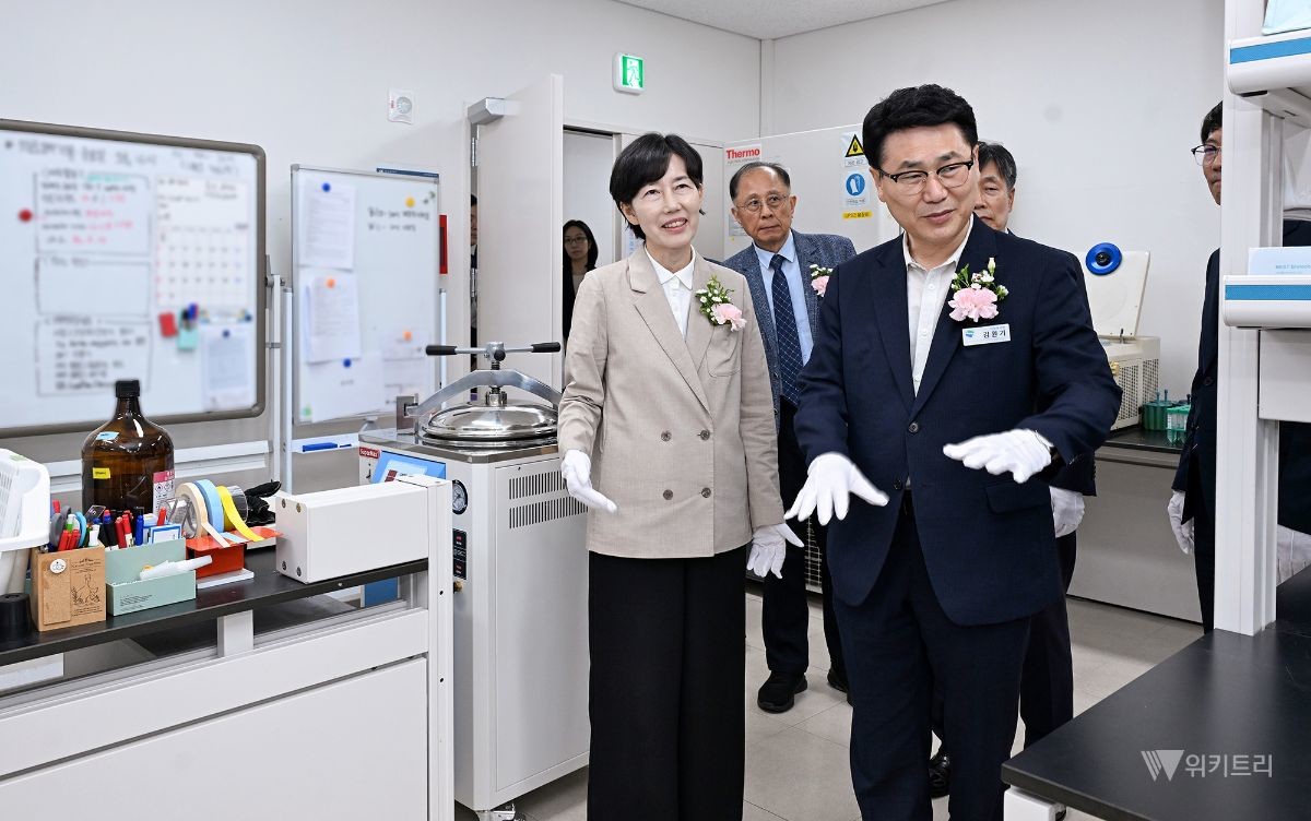 김원기 의정부시장이 8월 11일 경기도 지역협력연구센터(GRRC) 현판 제막식을 가진 뒤 홍성희 을지대 총장과 센터 내부를 둘러보고 있다