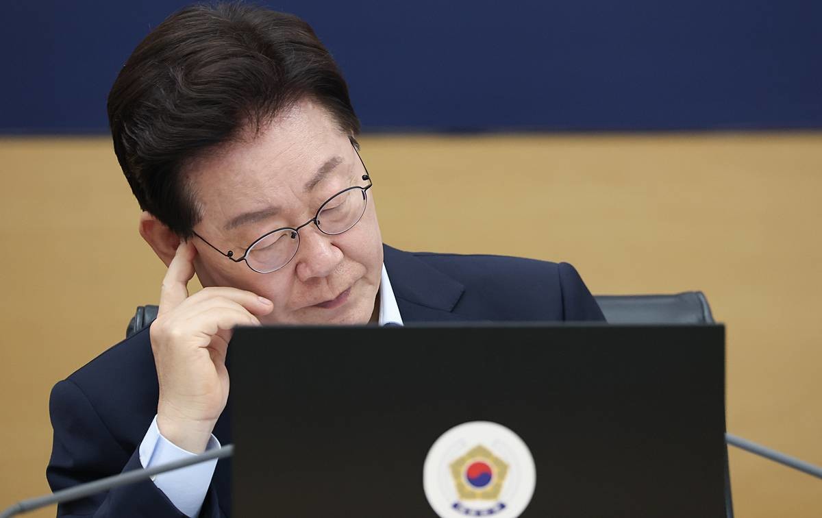 이재명 대통령이 11일 정부세종청사에서 열린 국무회의에서 자료를 보고 있다 / 뉴스1