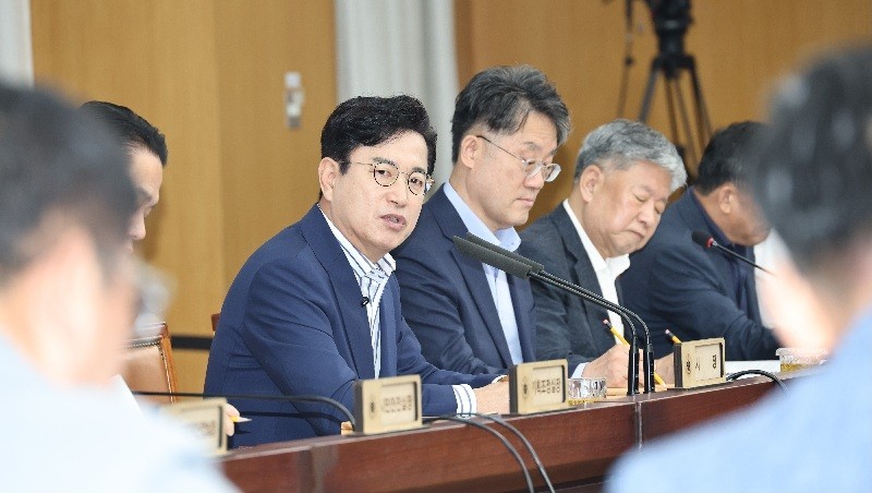 8월 확대간부회의를 진행하고 있는 허태정 대전시장