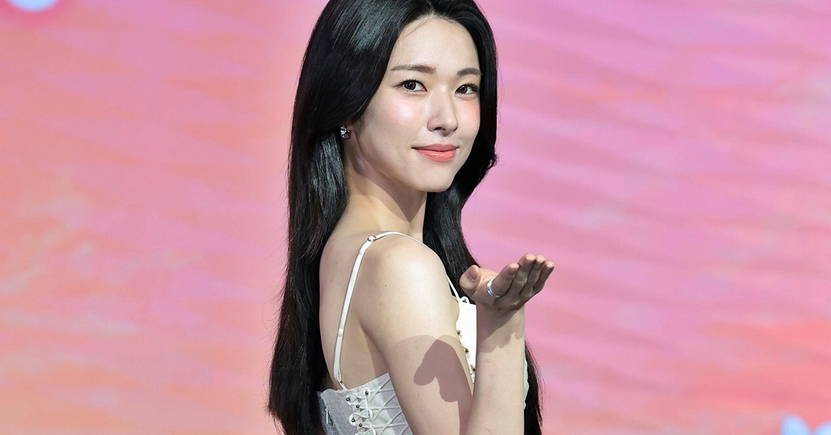 배우 하영이 5일 서울 마포구 호텔 나루 서울 엠갤러리에서 열린 넷플릭스 시리즈 '이런 엿같은 사랑' 제작발표회에서 포즈를 취하고 있다. '이런 엿같은 사랑'은 기억상실에 걸린 검사 고은새(하영 분)와 자칭 남자친구라 우기는 복싱 코치 장태하(정해인 분)의 설렘 찐득한 동거 생활을 그린 로맨틱 코미디다. / 뉴스1