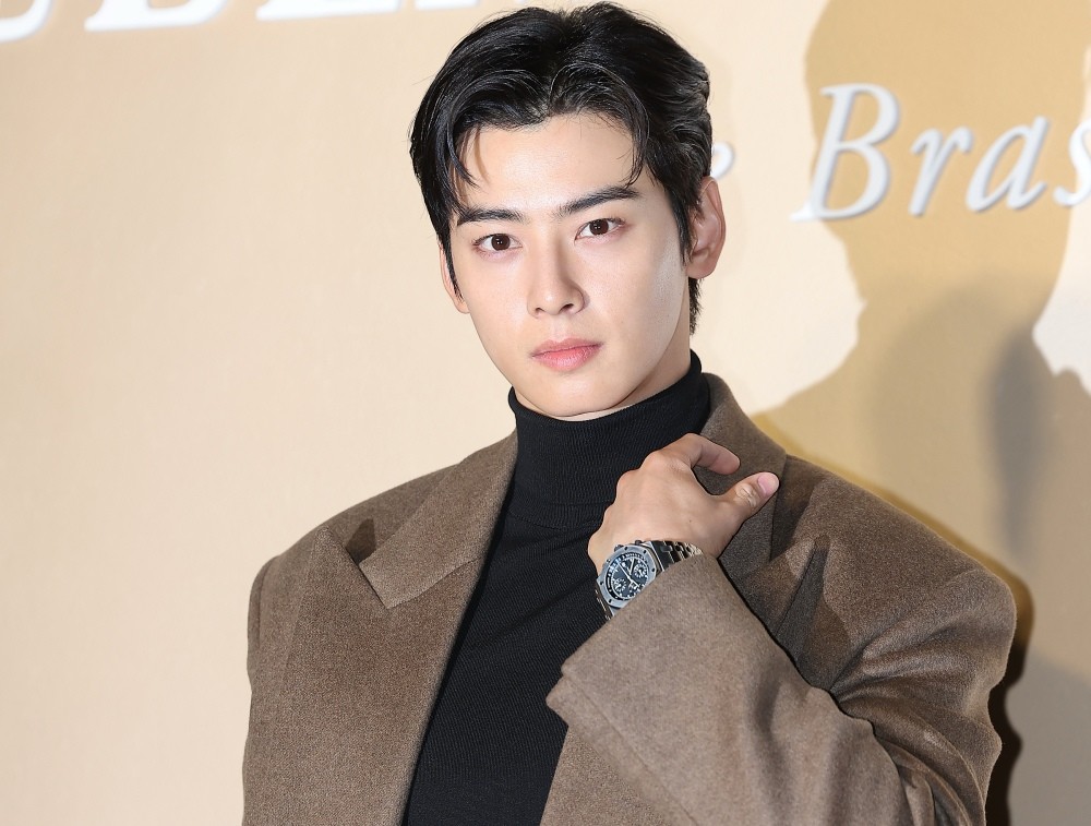 차은우가 2024년 11월 22일 오후 서울 성동구 성수동에서 열린 스위스 고급 시계 브랜드 오데마 피게 AP 플래그십 그랜드 오프닝 행사에 참석해 포즈를 취하고 있다. / 뉴스1