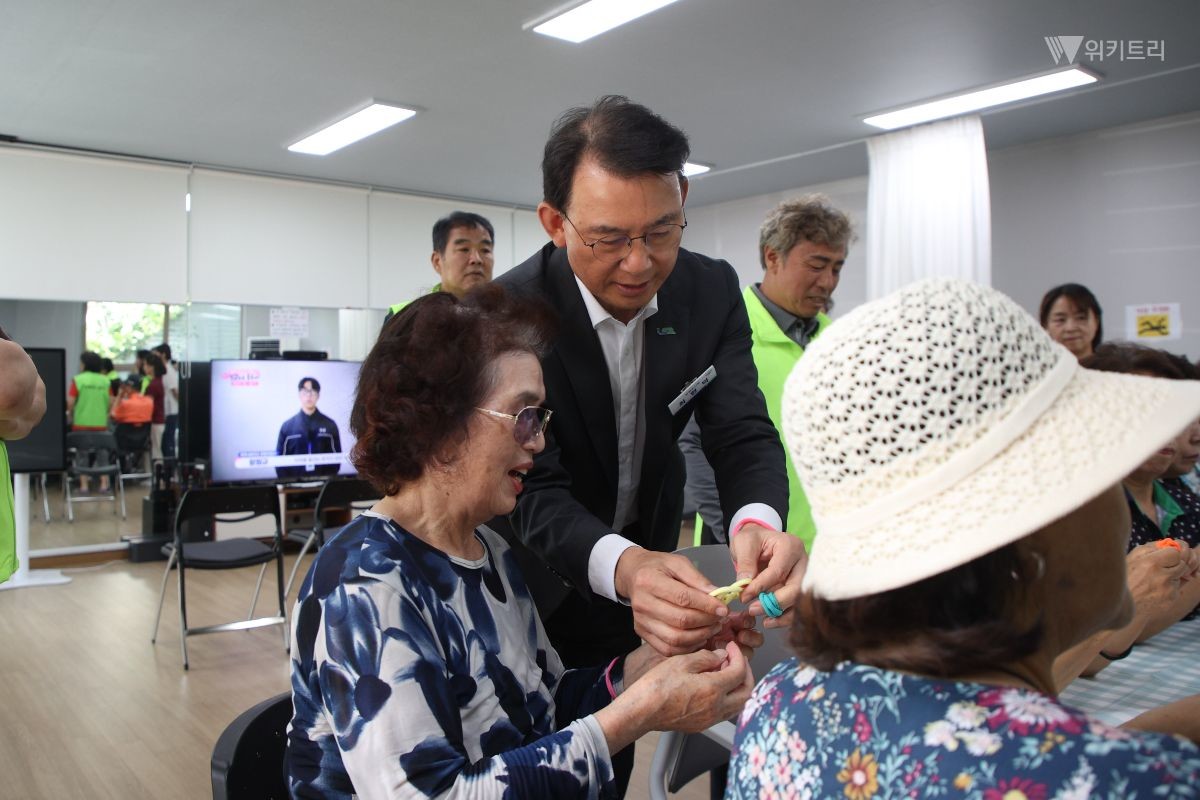 최현덕 남양주시장이 금곡데이케어센터를 찾아 이용 어르신들과 소통하고 있다