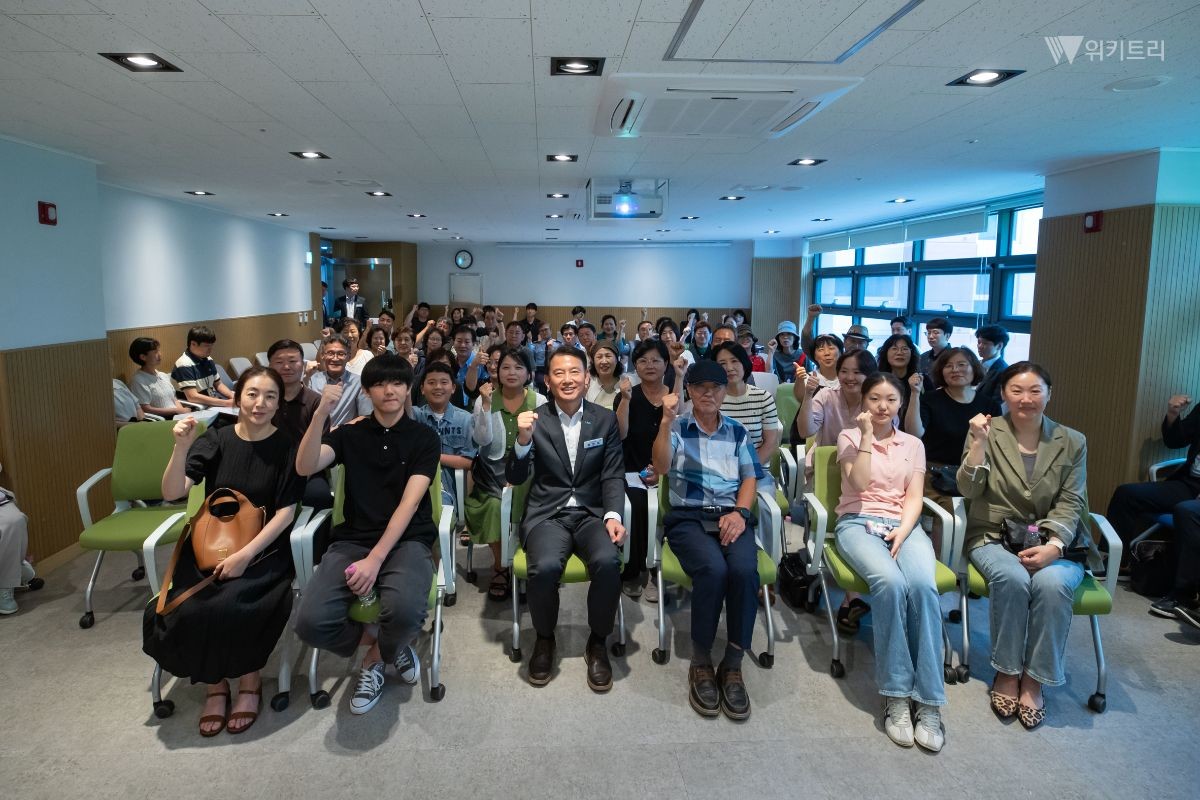 최현덕 시장이 금곡동 ‘시장 좀 만납시다’를 마친 뒤 금곡초·중학교 학생과 금곡고 졸업생, 주민 등 참석자들과 기념촬영을 하고 있다