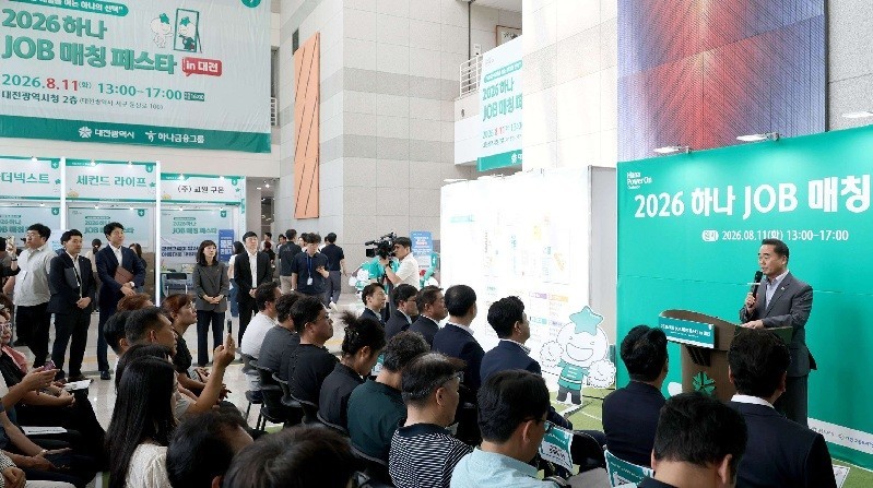 조성칠 의장은 11일 ‘2026 하나 Job 매칭 페스타 In 대전’에 참석해 구직자들을 격려하고 중장년 일자리 창출에 대한 적극적인 지원을 약속했다./사진=대전시의회
