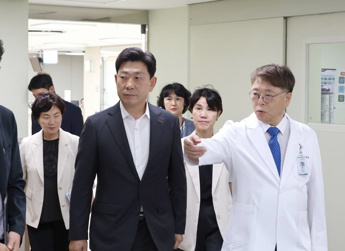 박용선 포항시장은 지난 10일 지역응급의료센터인 포항세명기독병원을 방문해 한동선 원장을 비롯한 병원 관계자들과 간담회를 갖고 지역 의료 현장의 애로사항과 건의사항을 청취했다./포항시