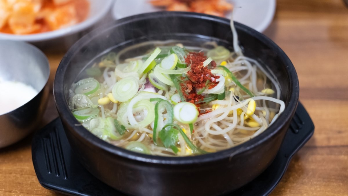 콩나물국밥 자료사진. / ToriNim-shutterstock.com