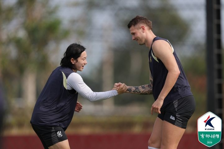 광주FC의 신창무(왼쪽)와 프리드욘슨 / 한국프로축구연맹