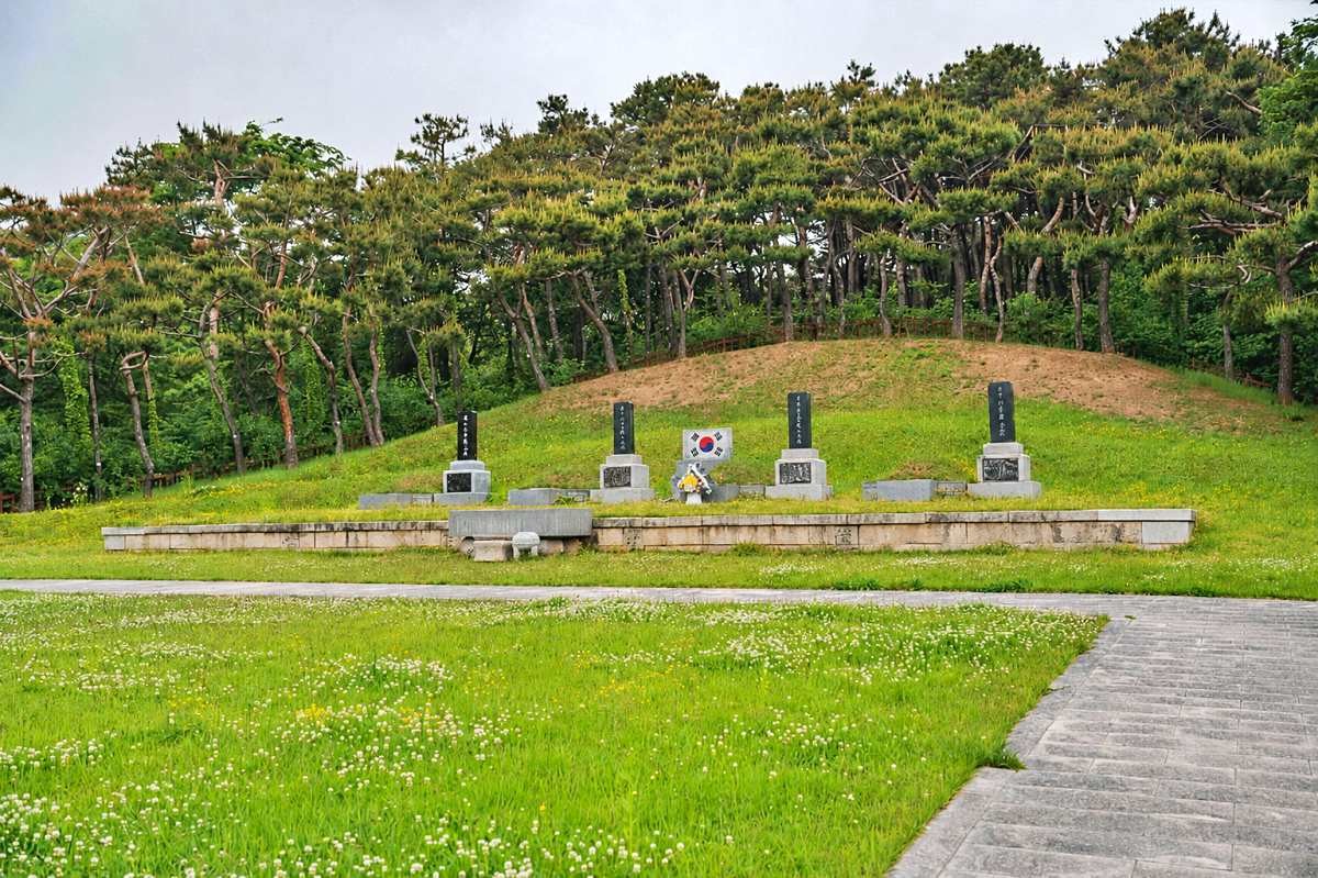 효창공원 삼의사 묘역. 이봉창·윤봉길·백정기 의사의 묘와 안중근 의사의 가묘가 나란히 모셔져 있다. / ⓒ한국관광콘텐츠랩