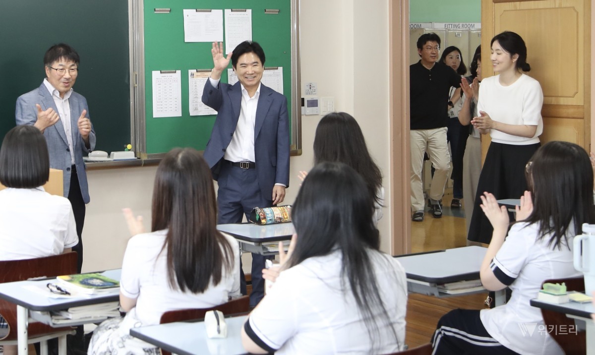 김대중 교육감은 11일 광주 서구에 위치한 상일여자고등학교와 광덕고등학교를 잇달아 방문해 수능을 앞둔 학생들에게 응원의 메시지를 전하고 교직원들과 학교 교육 발전을 위한 의견을 나눴다. / 전남광주통합특별시교육청