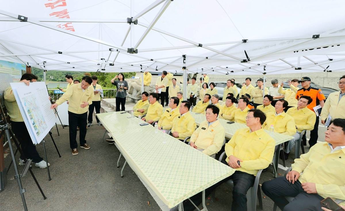 경북도의회는 8월 11일 의장단과 상임위원장, 경주지역 도의원 등이 참석한 가운데 경주시 덕동댐 일원을 찾아 폭염·가뭄 피해 및 용수공급 현황을 점검하고 대응방안을 논의했다.